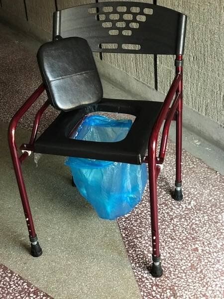 Hasta Tuvaleti Deri Döşemeli